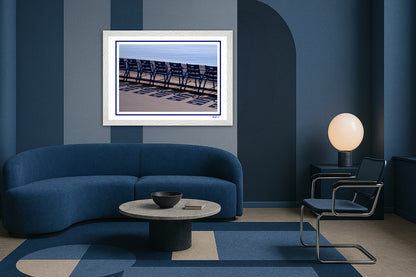 LA PROM 011-Les Chaises Bleues-Promenade des Anglais. Impression photo murale joliment encadrée
