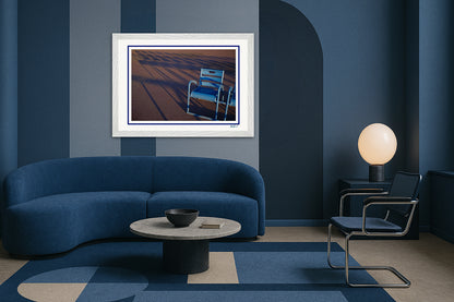 LA PROM 141-Les Chaises Bleues-Promenade des Anglais. Impression photo murale joliment encadrée
