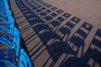LA PROM 052-Les Chaises Bleues-Promenade des Anglais. Impression photo murale joliment encadrée