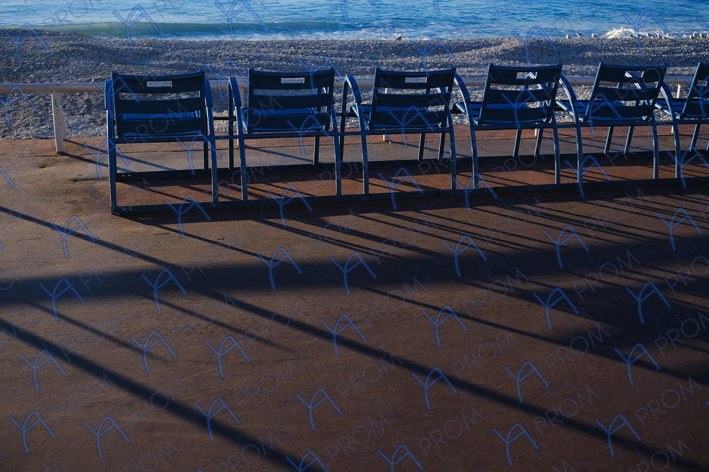 LA PROM 078-Les Chaises Bleues-Promenade des Anglais. Impression photo murale joliment encadrée
