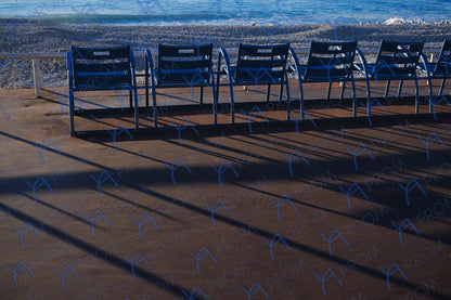 LA PROM 078-Les Chaises Bleues-Promenade des Anglais. Impression photo murale joliment encadrée
