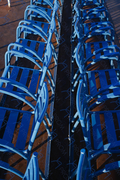 LA PROM 105-Les Chaises Bleues-Promenade des Anglais. Impression photo murale joliment encadrée