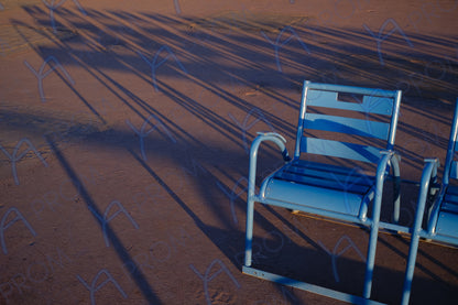 LA PROM 141-Les Chaises Bleues-Promenade des Anglais. Impression photo murale joliment encadrée