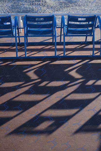 LA PROM 156-Les Chaises Bleues-Promenade des Anglais. Impression photo murale joliment encadrée